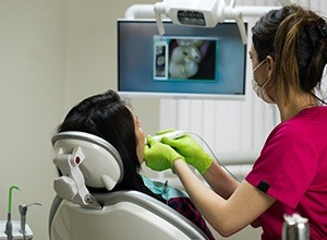 Dentist and patient lookingg at intraoral photos